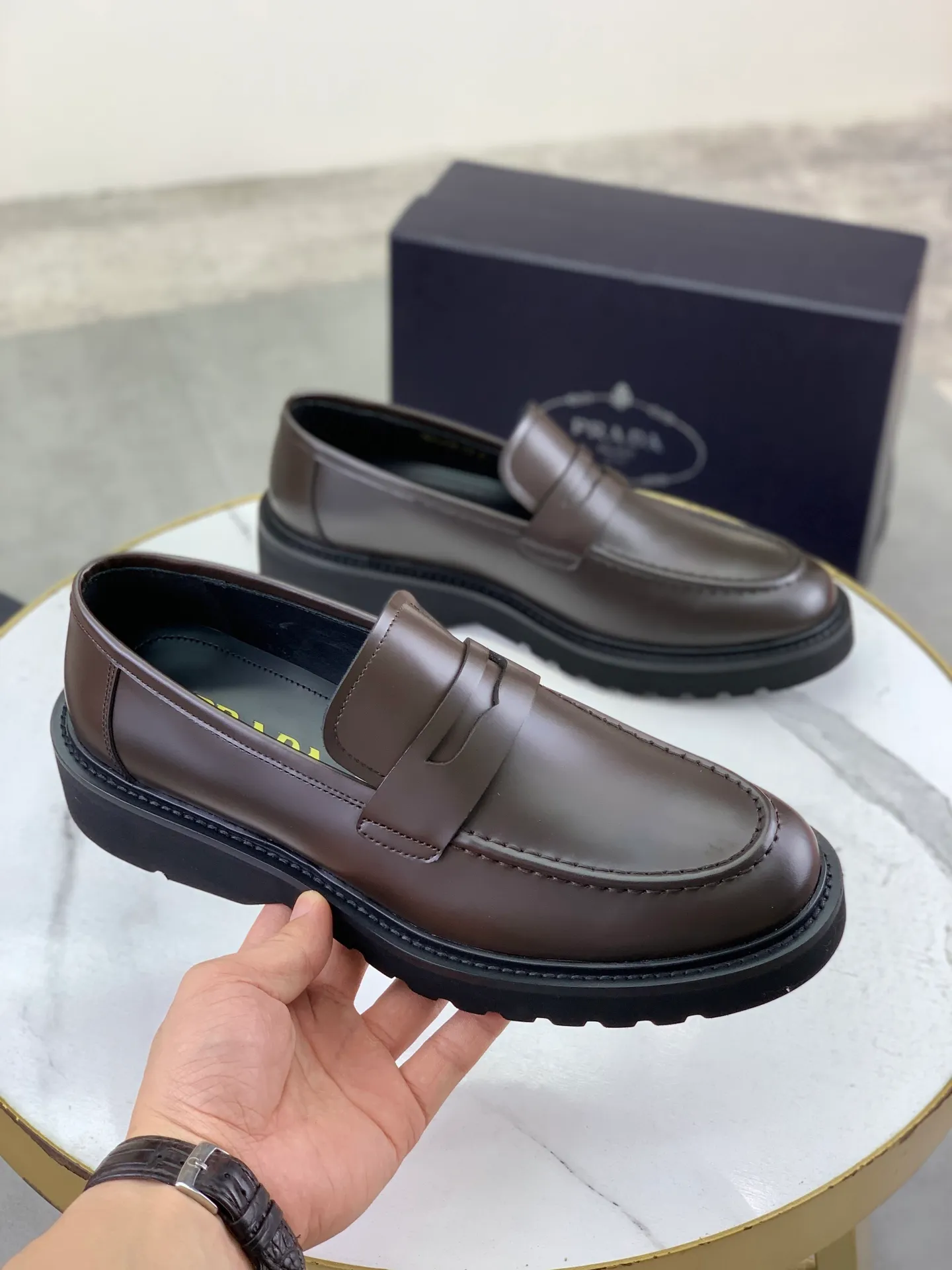 Factory price P880💰Original quality, top version🔱 ＰＲＡＤＡPrada. Men’s business casual leather shoes, top quality products. 1:1 shipment⬆️Luxurious and noble👞All imported original color-brushed edge beads, just to create a more comfortable wearing experience. Upper: Original comfortable open-edge bead rubbed color calfskin➕Top imported water-dyed full cow lining, original high-end lightweight and comfortable TPU foam combination bottom✔️Code number: 39-44 (38 45) 46 47 can be customized)